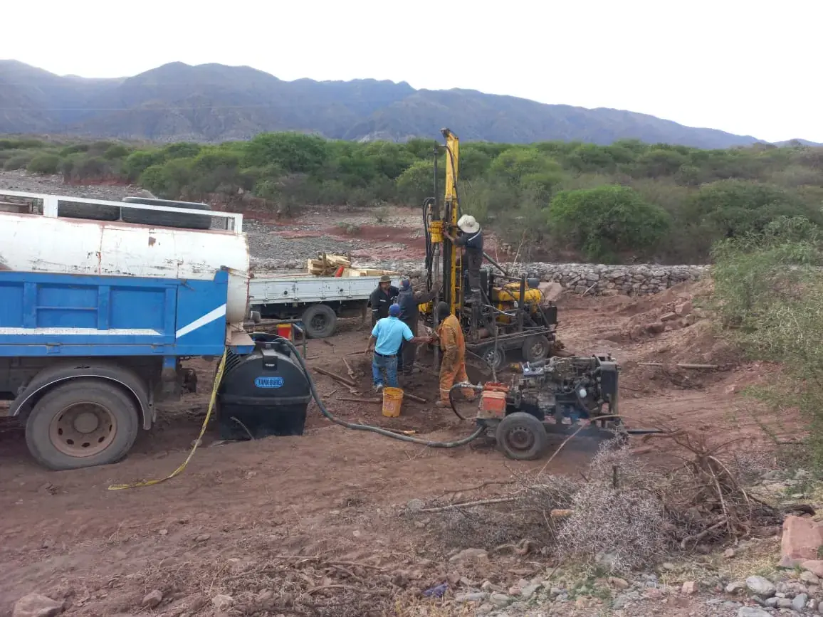 Personal técnico de CONSGRAL realizando trabajo de campo